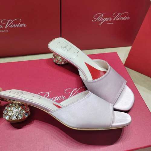 Roger Vivier 225 罗杰维维亚春夏新款花朵钻扣玛丽珍单鞋，亮面漆皮搭配钻扣，一眼被惊艳到仙女们确定不拿下这款绝美玛丽珍单鞋气场妥妥的安排上夏日搭配