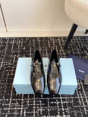 代购级 Prada 普拉达 25Ss 春夏新款方头 单鞋 凉鞋 简单的设计大概就是它最让人喜欢的点 不是烂大街的那种 很有自己的品牌个性 面料采用进口开边珠 内 - 点击图像关闭