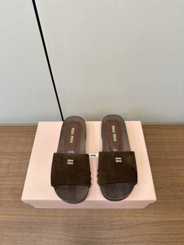Miumiu｜谬谬2025春夏新款复古木履拖鞋 Miumiu走秀款实木木履走秀款拖鞋，亲肤 清凉夏季必备款 面料完全对版的软牛漆皮 高丝光牛繁荣 垫脚绵羊皮 原