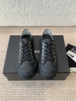 P390Chanel香奈儿25Ss 饼干鞋 开发了几个月最高版本终于出来了 专柜顶级休闲款运动鞋 这款经典设计 鞋面多种工艺电绣的风格 大底却时尚运动 不平凡的