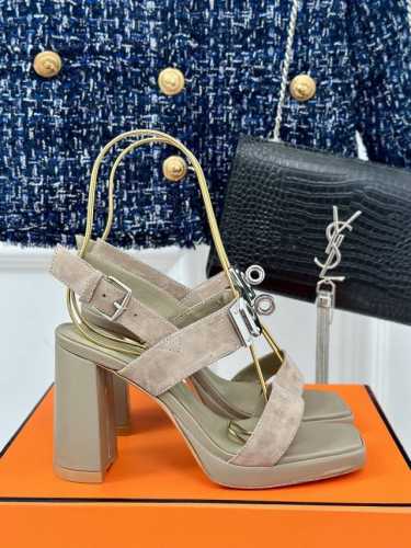 厂价 HermèS 爱马仕经典金属锁 扣防水台粗跟高跟凉鞋 极约复古的设计 浓厚的异域风情 时髦感十足、随便上脚都很有腔调 简简单单的款式随便搭配一下高级感就很