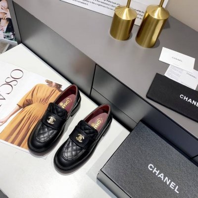 p直销 Chanel 秋冬新款，今年最火爆的乐福鞋，小红书疯狂种草的一款，书包扣子超级好看，鞋型百搭，5Cm的跟高，绝对的长腿神器！经典的黑色，Yyds 专柜以