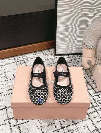 顶级品质 miumiu ss24 new arrival～ miu家2024早春新款芭蕾舞鞋 经典的鞋型，不同的材质呈现出不同的韵味 真丝布Bling水钻 钉点 - 点击图像关闭