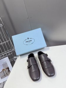 半拖 单鞋 男装10 PRADA普拉达春夏走秀款复古布洛克情侣款半拖单鞋走秀款 复古感时髦满满 随意百搭 时尚休闲 独到味道 人人都爱也轻松驾驭 每年都会爆.足