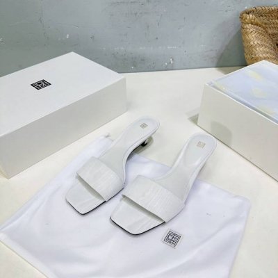 高品质出厂 ！小众潮牌Toteme24春夏小猫跟方头简易拖鞋！ 呈现的利落融合很的完美，无是论休闲度假还是优雅知性，都驾得驭很好！ 比象想中更百搭多变，真正释诠
