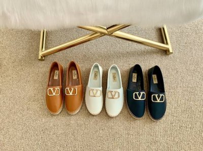 valentino 华伦天奴 早秋巴黎专柜上新# 麻绳底渔夫鞋风靡全球的时尚，各大品牌都有类似的款但是使得众多仙女争相消费的，是他家独一无二的V扣元素完美的融合