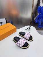 橙子出厂价p louis Vuitton 路易威登 Lv新配色 休闲魔术贴拖鞋 平底凉拖 情侣款 专柜同步更新 鞋面采用独一无二的驴家独特面料 面料轻盈透气 超
