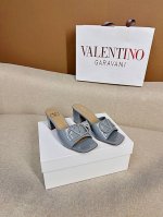 顶级版-真皮底Valentino 经典百搭V扣粗跟后空拖鞋 出厂 ────── 面料：牛皮 漆皮 ────── 内里：全粒面羊皮 ────── 大底：意大利真皮