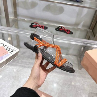 miumiu*缪缪 25夏季新品 全球最火凉鞋 出现在各大时装杂志封面 各路明星 小红书博主着用 搭配长裙 鞋面 牛皮 绳子 内里 羊皮内里 码数 35-41