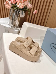 Prada 普拉达2025春夏新款凉鞋 罗马厚底魔术贴凉鞋 拖鞋 最新走秀款，经典升级 舒适度与时髦度并存 每个颜色搭配都好看，设计搭配不同风格需求 鞋面：原版