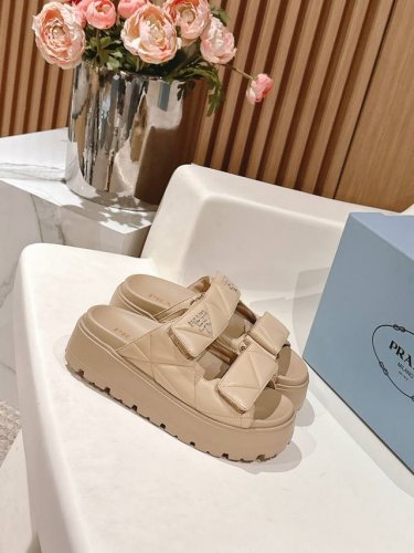 Prada 普拉达2025春夏新款凉鞋 罗马厚底魔术贴凉鞋 拖鞋 最新走秀款，经典升级 舒适度与时髦度并存 每个颜色搭配都好看，设计搭配不同风格需求 鞋面：原版