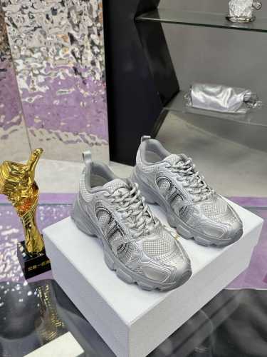 工厂价： 情侣款35-40 39-44 Dior迪奥chrono系列运动鞋 太古汇rmb9070购入开发 这款dior Chrono运动鞋延续经久不衰的轮廓，采