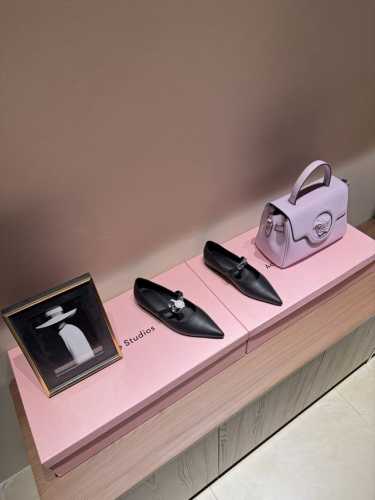hermes 爱马仕春夏最新kelly扣尖头平底鞋hermes 爱马仕春夏最新kelly扣尖头平底 单鞋 搭配极具辨识度的马家五金扣 上脚超级百搭好看时髦 超多