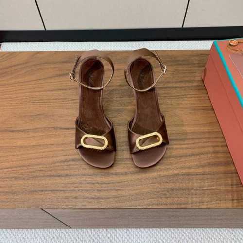 Loro Piana 新款凉鞋。极简主义风格。属于非常耐看的款式！鞋面真丝，垫脚羊京。进口真皮大底。定制五金扣。码数：35-41 40、41定制不退换 批：