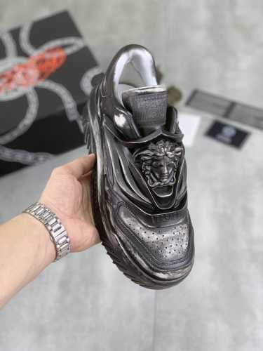 出厂价 实价 Versace 范思哲 正品代购级别，进口原版料，进口原版透气网布面料，拼接牛皮面，进口透气网布内里，时尚滴胶logo胶片搭配，印花图案垫脚，运动