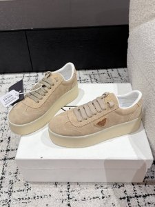 Prada 普拉达 25 最新Downtown Bold系列 厚底 三角标 休闲 小白鞋运动风设计搭配精致细节。采用穿孔皮革打造，个性的厚底呈现别具一格的现代风