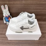 顶级版本Off-White Out Of Office 低帮滑板鞋情侣款白银。 Off-White箭头符号、Ziptie 标签、1Ogo印花等经典元素皆在此呈现