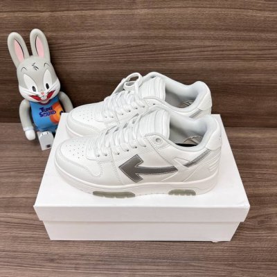 顶级版本Off-White Out Of Office 低帮滑板鞋情侣款白银。 Off-White箭头符号、Ziptie 标签、1Ogo印花等经典元素皆在此呈现