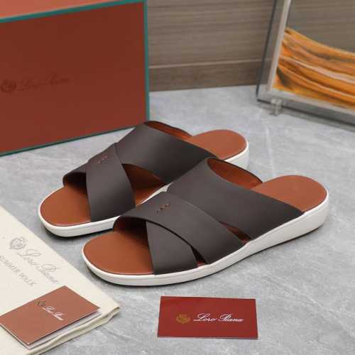 Loro Piana Tomori Sabot情侣款拖鞋 这款这款鞋履采用柔软的绒面牛皮革制成，质感丰富，通过loropiana标志性精湛手工技艺精制而成。以潜