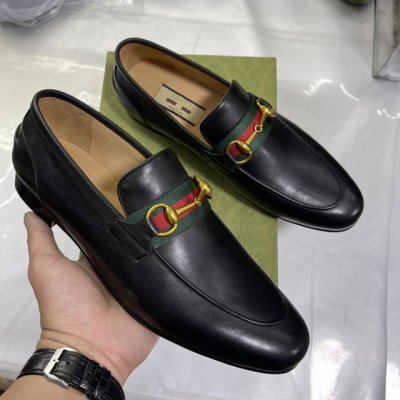 批实价 p Gu C*I男士经典乐福鞋，将经典的鞋履款式与标志性风格融为一体。黑色头层牛皮鞋面 水染牛皮内里 原版大底 用心制作经典 经典马衔抠时尚百搭，可与各