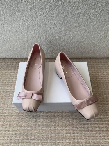 Christian Louboutin 春夏新款红底鞋 姐妹们这次分享的是他家好穿的系列 2025 春夏新款红底鞋实物美到炸裂头 本季设计大胆又性感 上脚直接腿