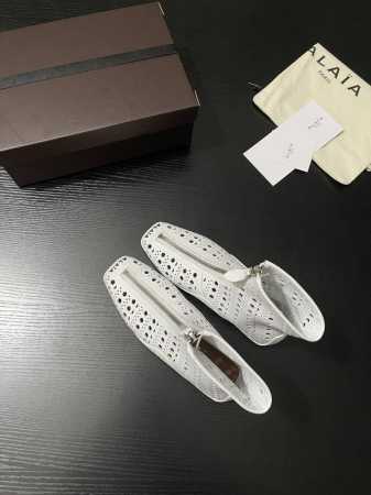 P：470 Alaia 短靴 以个性的镂空设计打破常规，洞孔有序排列，时尚又透气。利落的方头搭配顺滑拉链，细节之处尽显先锋态度，轻松解锁街头酷感造型，成为时尚弄 - 点击图像关闭