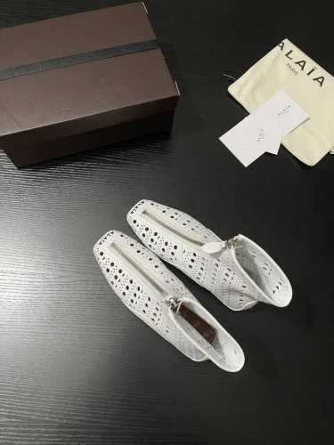 P：470 Alaia 短靴 以个性的镂空设计打破常规，洞孔有序排列，时尚又透气。利落的方头搭配顺滑拉链，细节之处尽显先锋态度，轻松解锁街头酷感造型，成为时尚弄