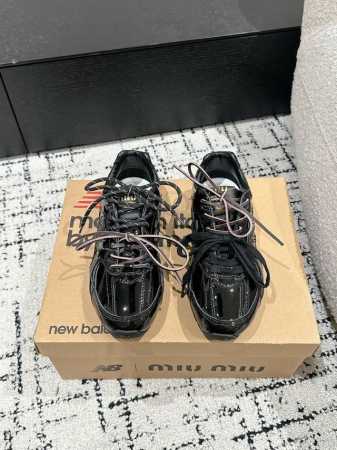 男+10 Miumiu 缪缪 25 最新 G027Miu Miu X New Balance联名款运动鞋 2025早春发售前先近赏同样是在十月的巴黎时装周，又被 - 点击图像关闭