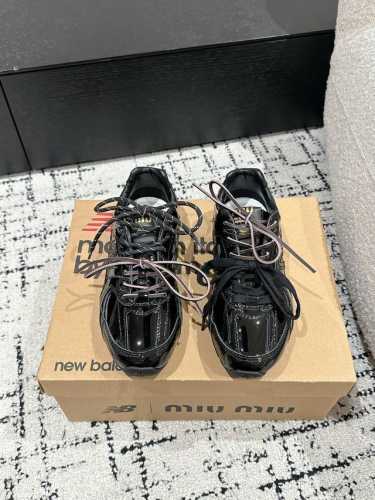 男+10 Miumiu 缪缪 25 最新 G027Miu Miu X New Balance联名款运动鞋 2025早春发售前先近赏同样是在十月的巴黎时装周，又被