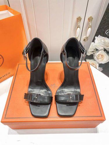 出厂： 皮扣10Cm Hermes 爱马仕2025顶级专柜 初夏新款 官网上新 全网首发 Hermes 爱马仕 25Ss H扣粗跟凉鞋 Hermes 凉鞋 H扣