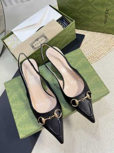 Gucci 24Ss春夏新款 G家尖头马衔扣V型系列 经典再现 简约设计高雅品质 鞋面以羊皮双G布材料匠心打造 鞋面缀饰亮眼的经典马衔扣 后带着釆用松紧带设计