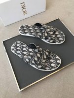 Dior。男士经典拖鞋意大利进口牛皮，品牌图腾logo丝印，穿脱方便，奢华尊贵，耐磨防滑柔韧橡胶大底，潮爆了，上脚舒适帅气，38-44