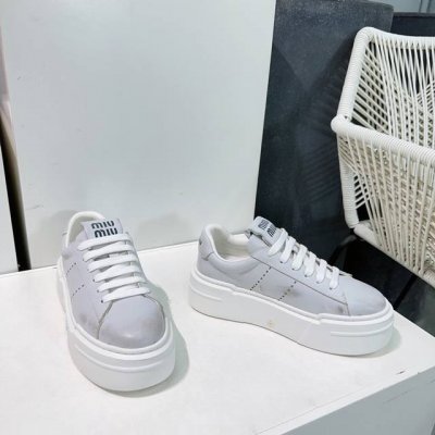高品质出厂 ！顶级品质！Miumiu谬谬2025春夏新款 漂白擦色做旧复古小脏鞋小白鞋厚底休闲板鞋运动鞋顶级版本原版购入开发做货miu最新爆款前卫大胆的设计风格