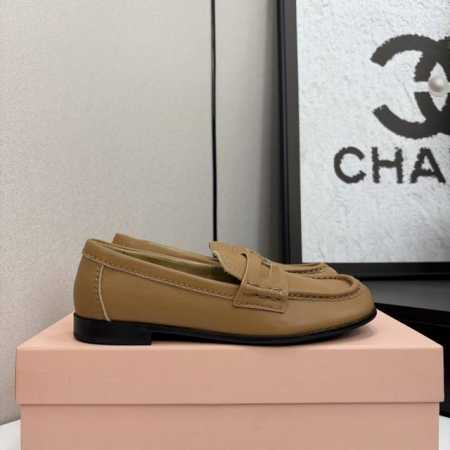 miu Miu 25Ss 缪缪春夏新款 方头乐福鞋硬币平底小皮鞋 细节的设计在一众乐福鞋中脱颖而出，整体鞋型圆滑秀气，一点不笨重，可以完全露出脚踝处，称得腿部线 - 点击图像关闭