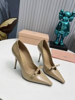 工厂 新款新品 Miu Miu 全新超美装饰搭配,时尚淑女气质十足 双色拼接 又不乏美艳色彩,外侧附带弹力象巾 上脚非常方便意大利引进的原版楦头是最新楦、出来形