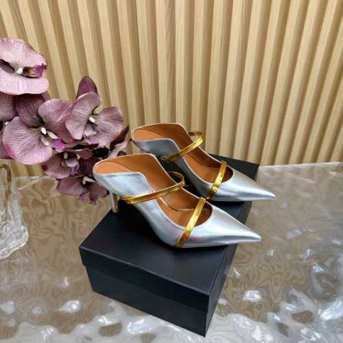 2025经典再现 #Malone Souliers#中跟半拖 经典爆款依然风韵犹存 通过带子的撞面色 设计 非常耐看极具风格 喜欢过通混搭不同触感和地质的材料达