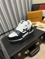 出厂价Pp： 高版本情侣款L家官网同步 秋冬新款火爆上市，这款Neo Run Away运动鞋的灵感源自跑鞋，将Lv标志性的必备鞋款融入潮流，该版本原版1：1复制