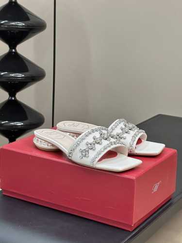 rvidisco鑲鈷后跟納帕皮革穆勒鞋 Roger Vivier 先生倾心打造的系列经典作品开创了鞋履奢华精致风尚，本款Strass Heel Disco 穆勒