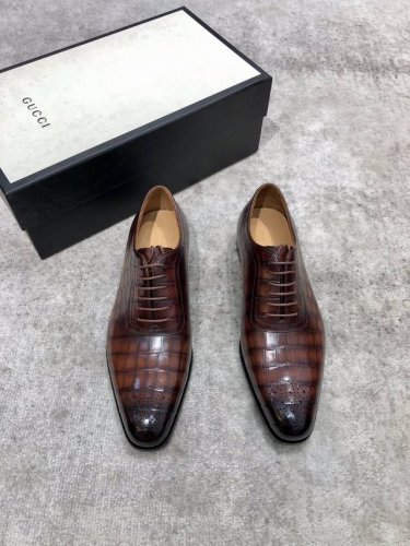 Gucci 男士经典牛津鞋男士商务正装皮鞋 经典款 极致艺术 全鞋采用进口打蜡饮奶牛牛皮古法手工描改擦色 棕色 精挑细选 毛孔细腻 光泽度极好 质感柔软 韧性强