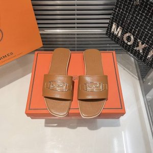 出厂 爱马仕 夏日炎炎新款版型做工材料升级。He市场最高版本纯手工艺专柜独家研发开模扣子这款拖鞋比经典款更舒服，超级显白！鞋子工艺元气满满 。一上脚就别具一格，