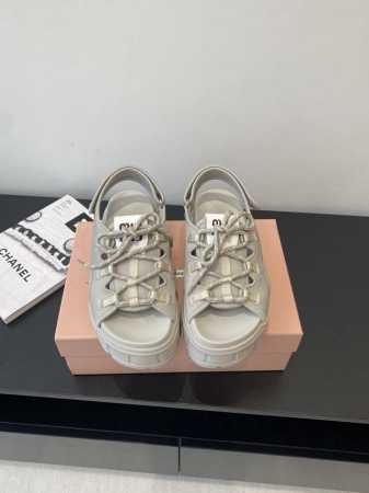 Miu Miu 缪缪 25Ss新款厚底凉鞋 缪缪新款今年设计师开挂啦 好好看 不仅增高 底也不沉 这款鞋子强烈推荐上脚 也太好穿了吧 鞋面进口莱卡 内里进口莱卡 - 点击图像关闭