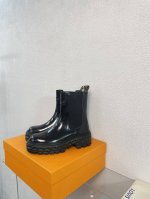 切尔西松紧靴 美爆了 Lv 新品 切尔西系列 考究工艺 有特色大底 高品质出品 黑色 面料选用小牛开边朱系列 内里牛皮内里 鞋面钢印Logo精美绝伦 大底选用原