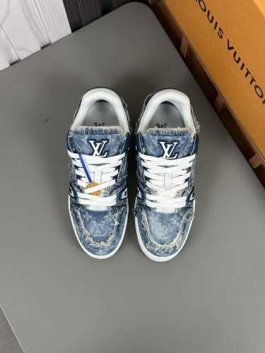 Lv 路易家trainer 运动鞋出货 Lv Trainer 运动鞋以monogram 丹宁布玩味色彩和比例玄机，讲述 Virgil Abloh 对复古篮球鞋的
