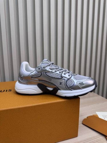 lv 路易威登L家 驴牌 最新Olympia系列 情侣款 银角大王 休闲 运动鞋 跑鞋 本款 Lv Olympia 运动鞋融合网格面料与金属质感合成皮革等科技面