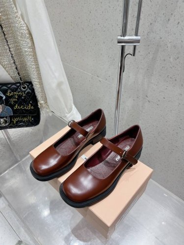 Miumiu缪缪 秋冬新款英伦风 玛丽珍 乐福鞋 Miumiu秀场 复古风独一无二的来自Miu Miu系列的细节特写 新季的潮流要素一 适当 面料：进口原版进口