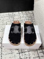 celine 赛琳25 春夏新款 凯旋门 柳钉 勃肯 包头拖 法式咖色 像是左岸咖啡馆的暖调 经典又迷人 轻松适配各种夏日Look 翻毛皮质感独特 光脚穿 细腻