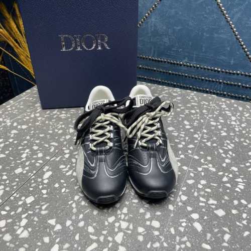 dior 迪奥 走秀款推出 当今流行趋势融入 设计师对于阿甘鞋全新的理解和复古情怀 整体感觉焕然一新！雾面哑光牛皮, 整体很显高级 ①鞋面：金属牛皮 雾面牛皮+