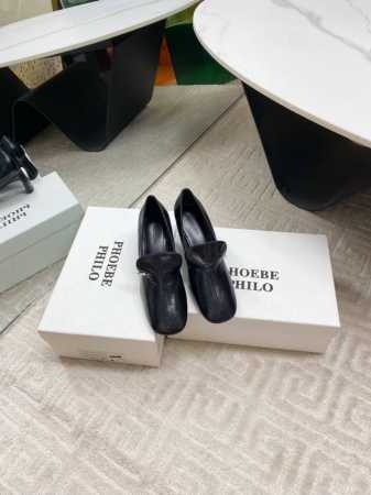 出厂 phoebe philo25Ss简约单鞋 果然还是帅的 简约女王大女人风 简单的线条和低调的色彩 温柔硬朗的大女人风 时尚通勤两不误 这双鞋子的特点是鞋头 - 点击图像关闭