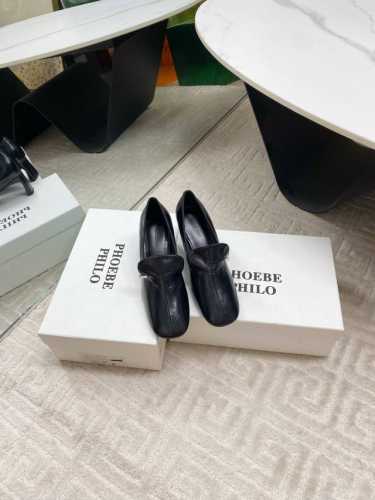 出厂 phoebe philo25Ss简约单鞋 果然还是帅的 简约女王大女人风 简单的线条和低调的色彩 温柔硬朗的大女人风 时尚通勤两不误 这双鞋子的特点是鞋头