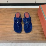 Loro Piana 人字拖鞋。意大利顶级羊绒复古优雅低调奢华。时尚性与皮料实用性同样兼具依然全网最高品质。鞋面羊京丝质柔滑。羊皮里，真皮大底。码数：35-42